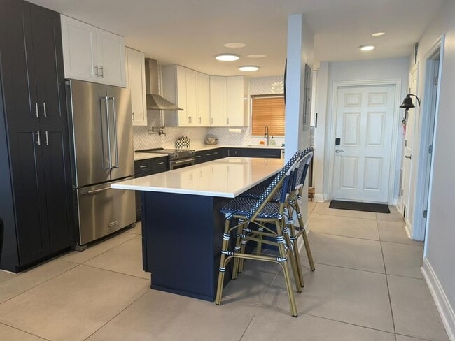 Building Photo - 3051 NE 48th St