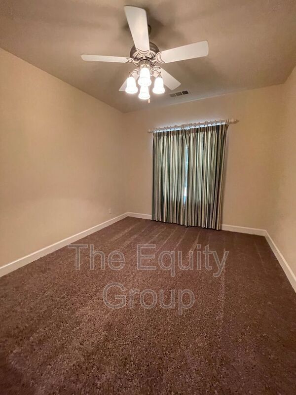Building Photo - 608 W Evergreen Ct