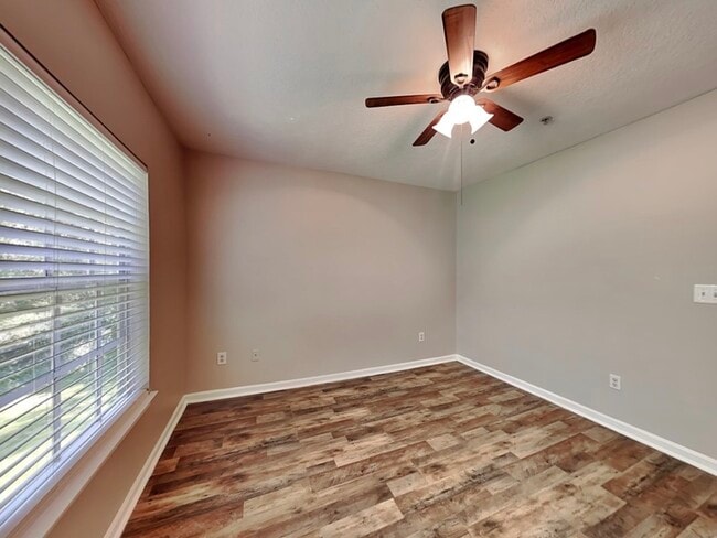 Building Photo - 725 Crest Pines Dr