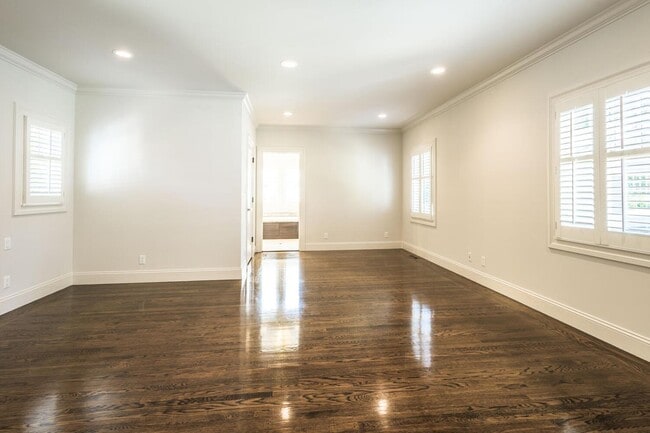 Building Photo - 719 W Poplar Ave