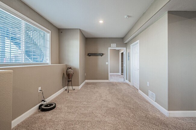 Building Photo - Spacious 5BD, 4BA Castle Rock Home with Fi...