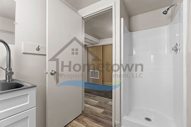 Building Photo - Large 4 Bedroom 2 Bathroom Home with Off S...