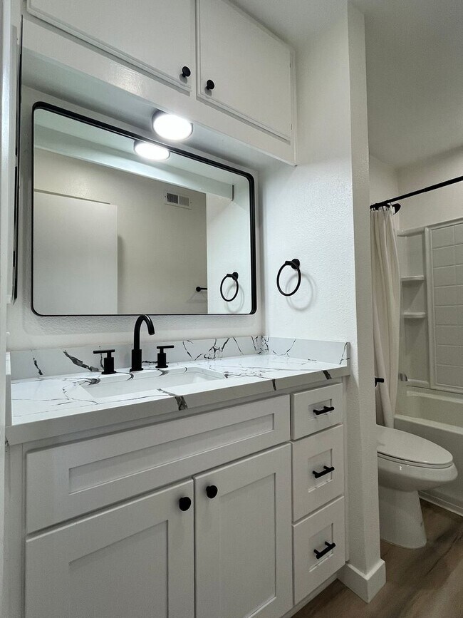 Building Photo - PRICE REDUCED!  Remodeled Ground Level Condo in MV!
