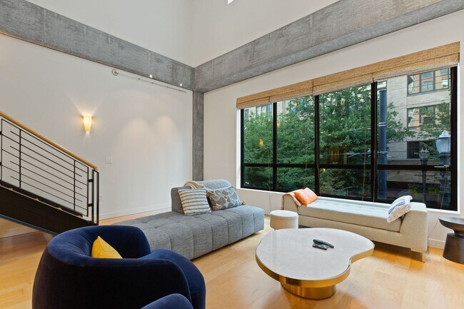 Building Photo - Pearl District Townhome