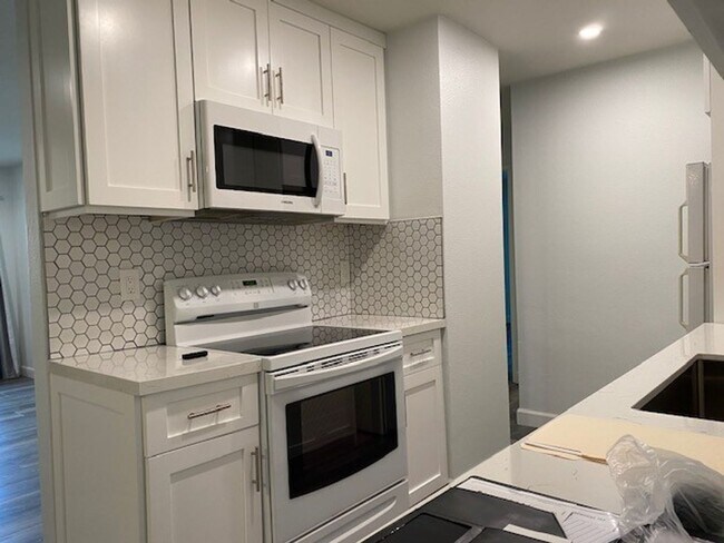 Building Photo - Peaceful Coastal Living in Encinitas