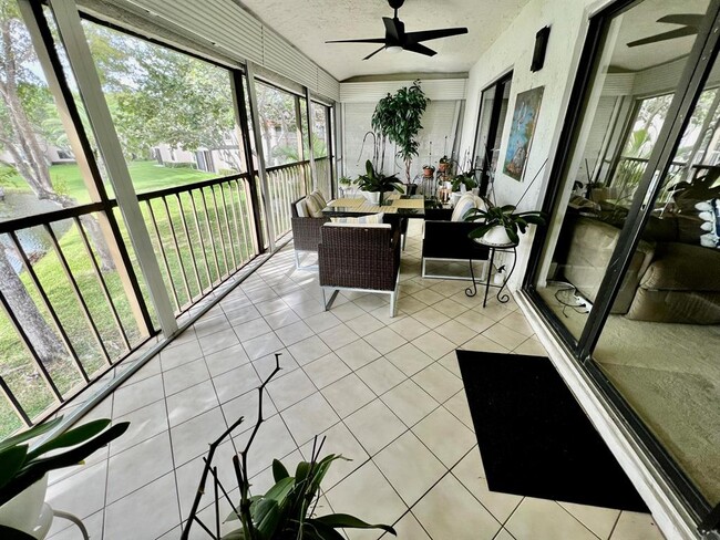 Building Photo - 9299 Vista Del Lago