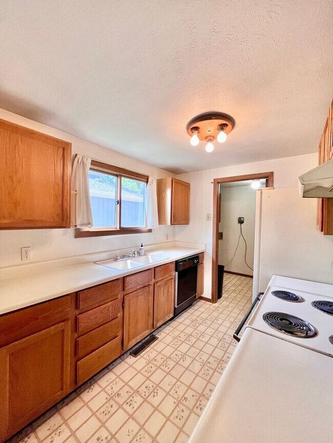 Building Photo - 3 Bed 2 Bath Close to Hughes Staduim