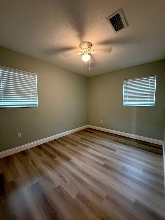Building Photo - UNFURNISHED, UPDATED 3B/1.5B Home in the Heart of Ft. Walton Beach