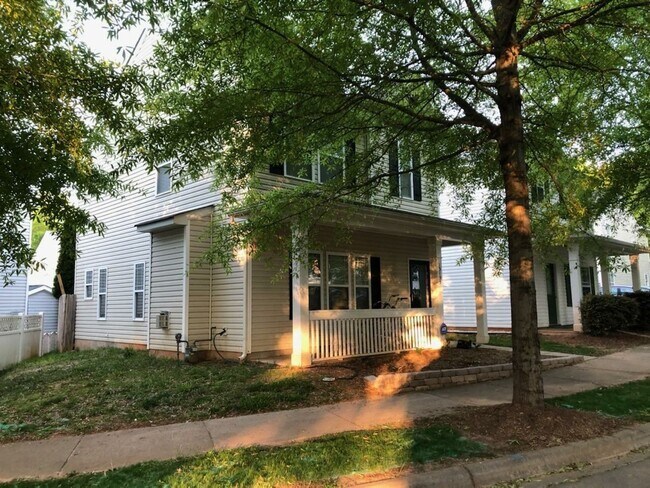 Building Photo - 3 Bedroom in Huntersville with Fenced Back...