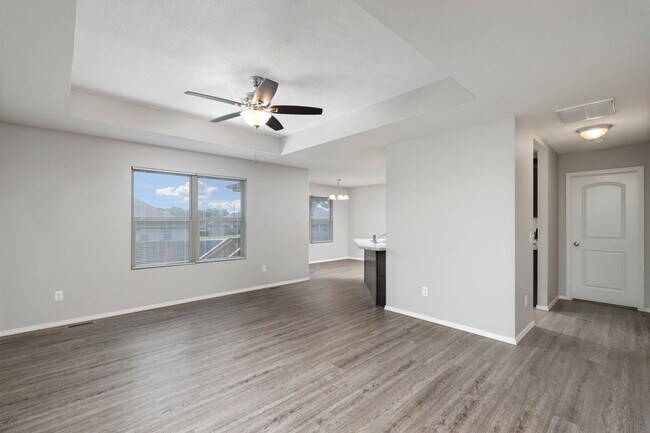 Building Photo - 4 Bedroom Home in Republic with fence!