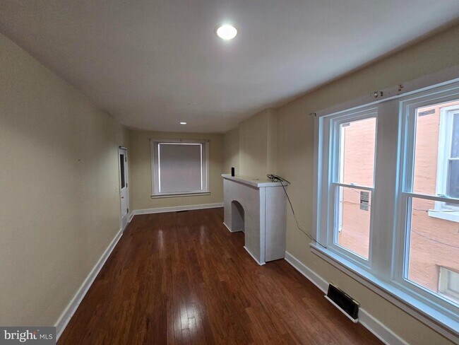 Building Photo - 147 W Douglass St