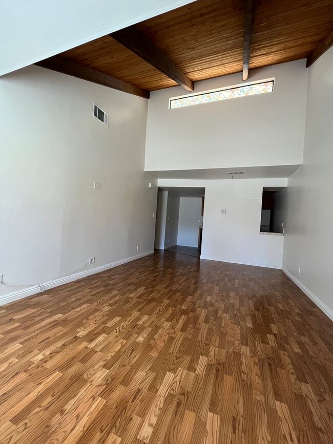 Building Photo - Available Now 1 Bedroom 1 Bath in Jess Ran...