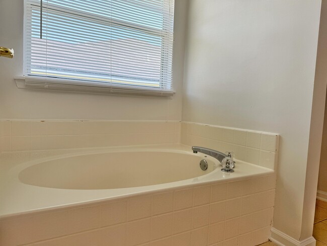 Building Photo - 1709 S Summer Ridge Ct