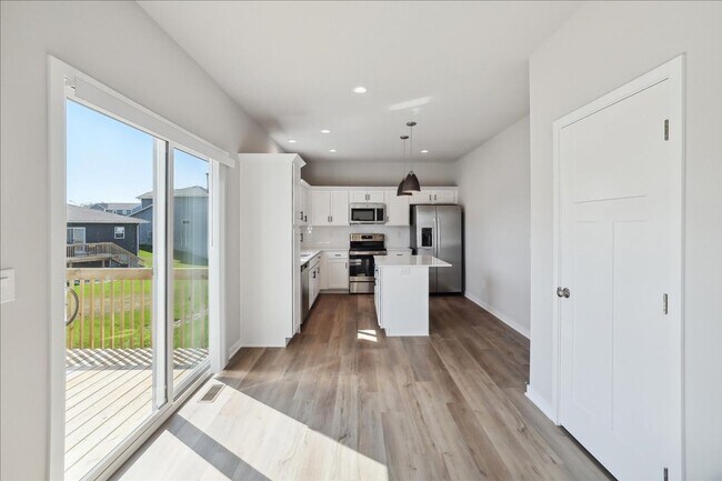 Building Photo - Beautiful! 3 bedroom 3 bathroom Single-Family Home in Urbandale, IA
