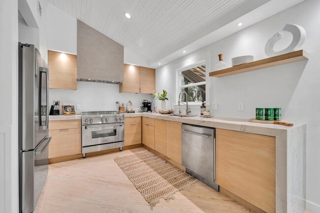 Building Photo - 6296 W County Hwy 30A