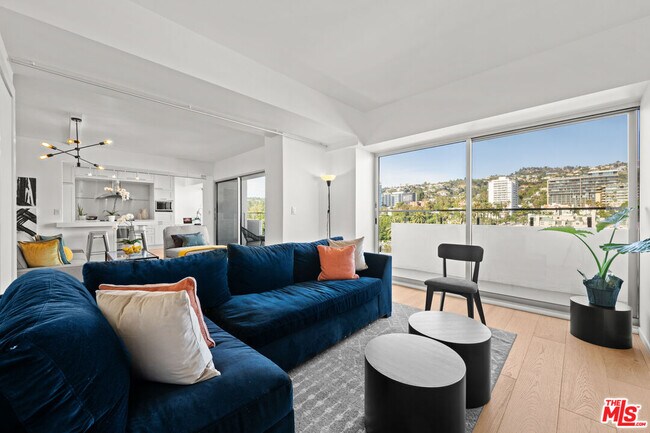 Building Photo - 838 N Doheny Dr