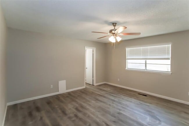 Building Photo - 916 Clear Creek