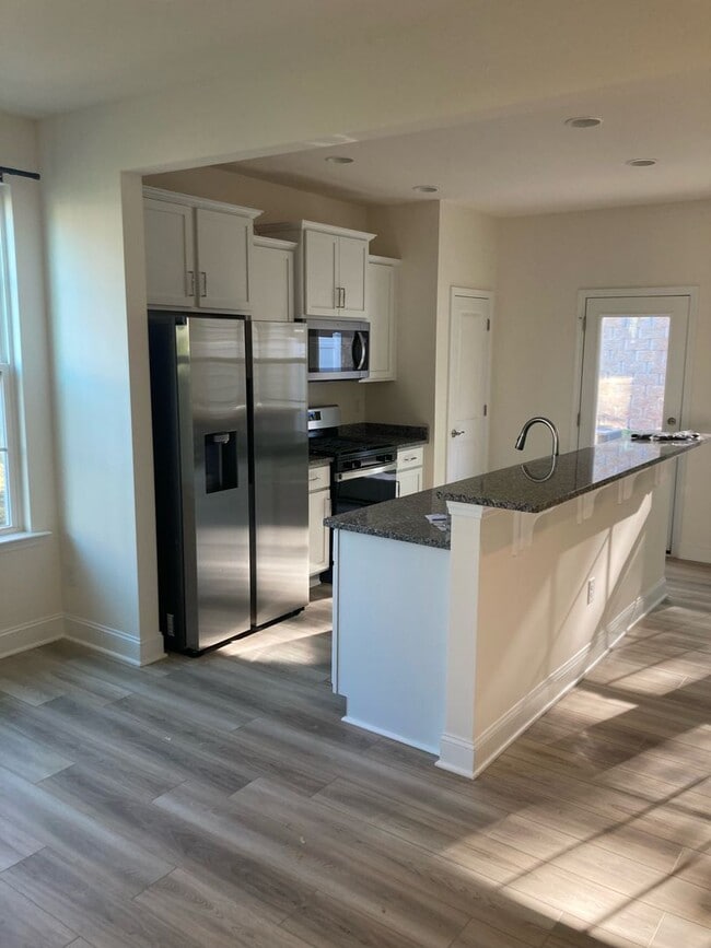 Building Photo - Immaculate End Unit Townhome in Research Triangle Park