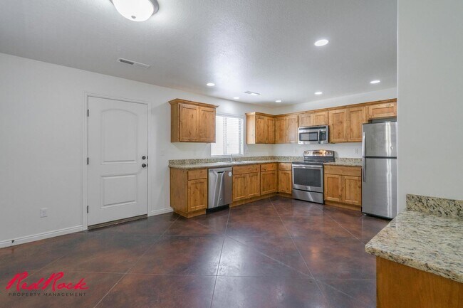 Building Photo - DOG-FRIENDLY 3 Bedroom Townhome with INTERNET INCLUDED!