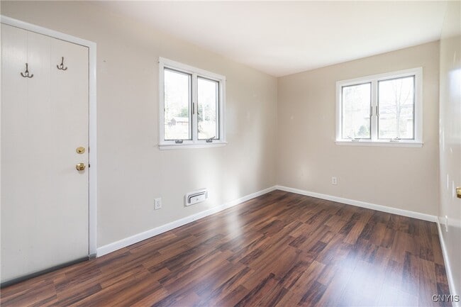 Building Photo - 35 Lakeview Cir