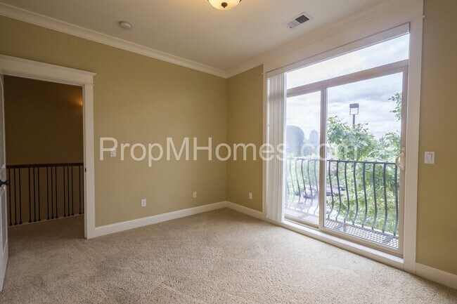 Building Photo - Prime Location - Luxury Two Bedroom Townhouse with Stylish Amenities