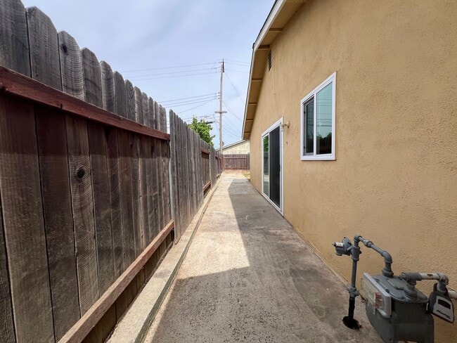 Building Photo - 4 Bedroom, 2 Bath Single Story Corner Lot Home in Rancho Cordova