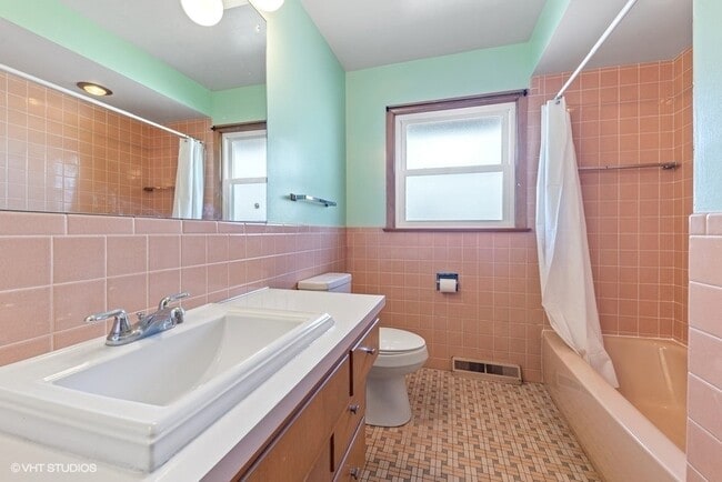 Building Photo - 493 Amherst Ave