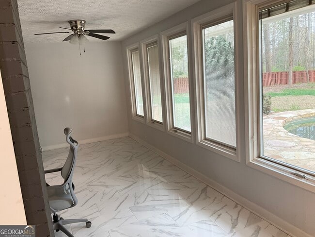 Building Photo - 558 Kenwood Rd