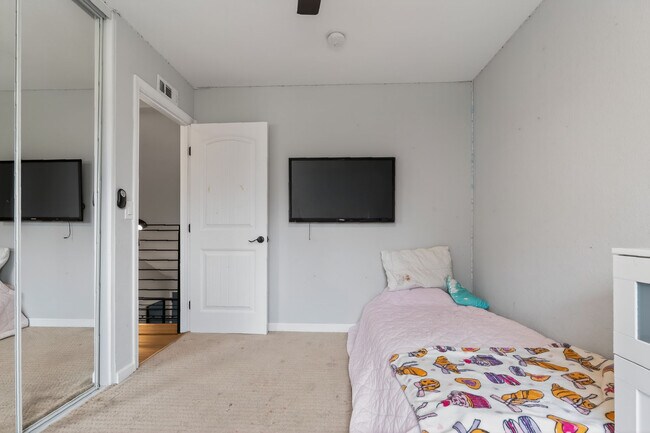 Building Photo - 976 Di Marino St