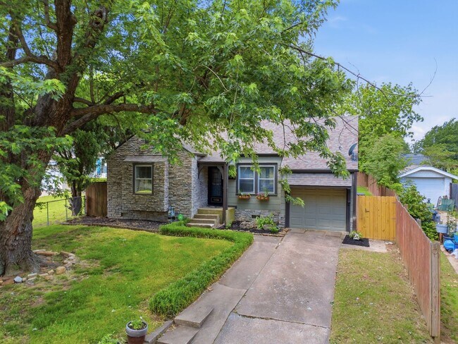 Building Photo - Charming 2-Bedroom, 1-Bath Home in Midtown