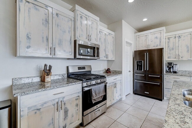 Building Photo - "Charming 3-Bedroom Retreat with 2 Baths and 2150 Sq. Ft. of Comfort in Santa Clara!"