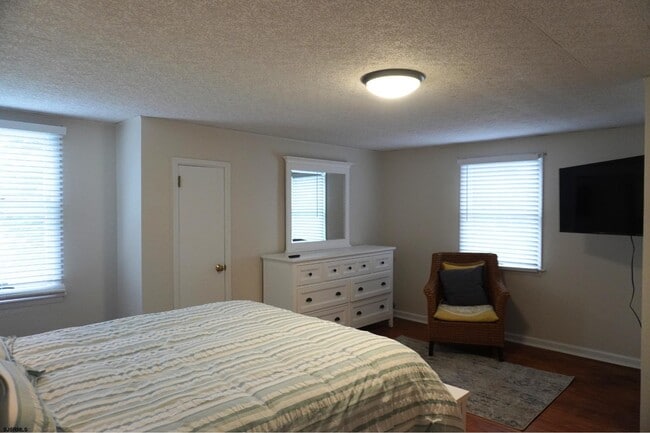 Building Photo - 101 W Meyran Ave