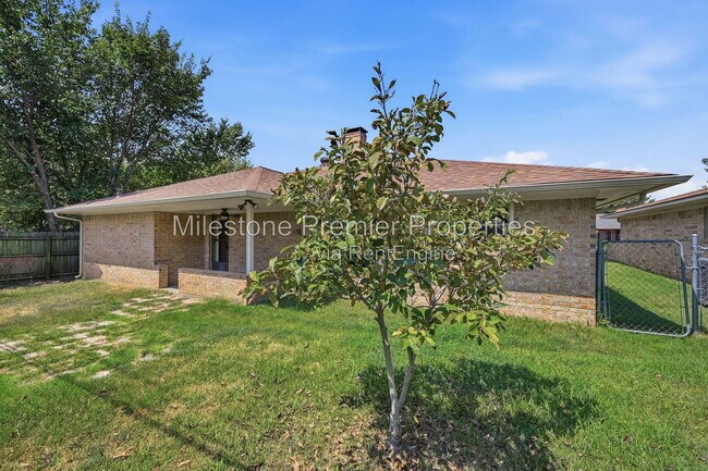 Building Photo - 1908 Paula Dr
