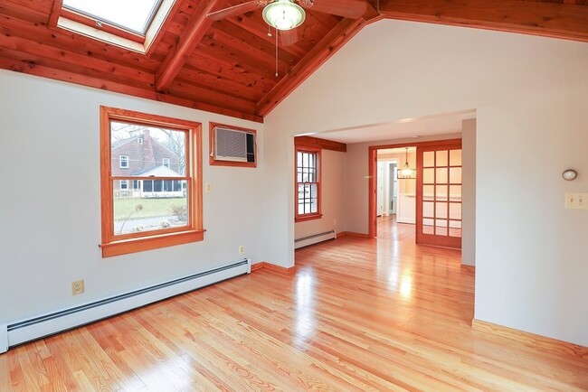 Building Photo - 142 Elmwood Ave