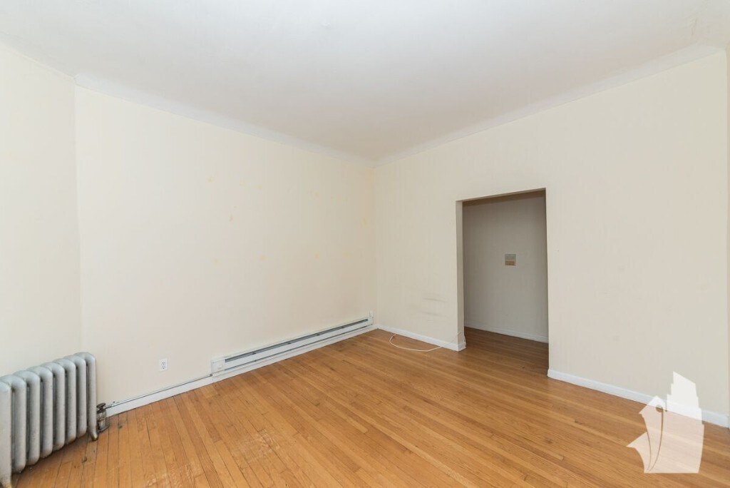 Building Photo - 923 W Waveland Ave