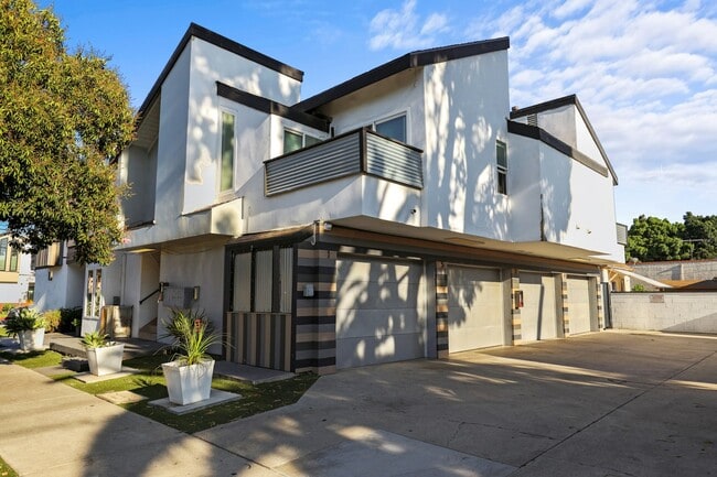 Building Photo - 850 N Van Ness Ave