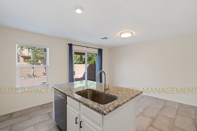 Building Photo - 3505 N Sierra Springs Dr