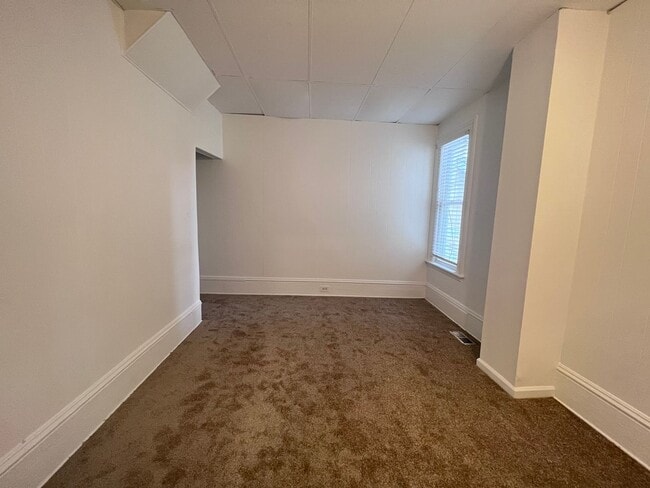 Building Photo - Large 3 bedroom home with a den!