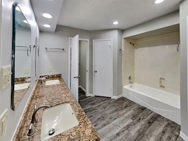 Building Photo - 1403 Ravenscourt Dr