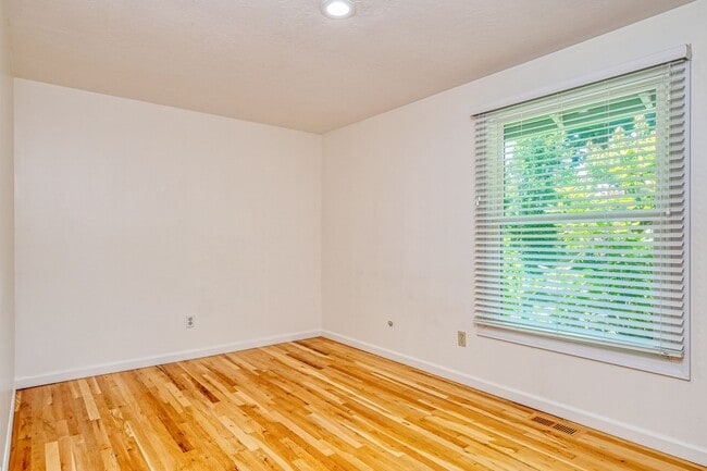 Building Photo - Charming 3 Bed/1 Bath Ranch with Bonus Room