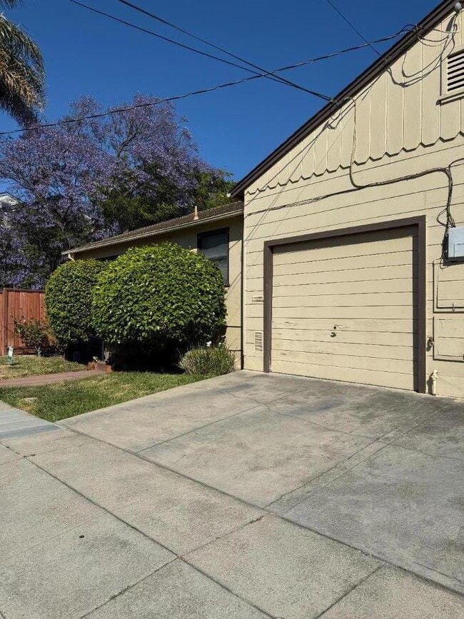 Building Photo - 604 7th Ave