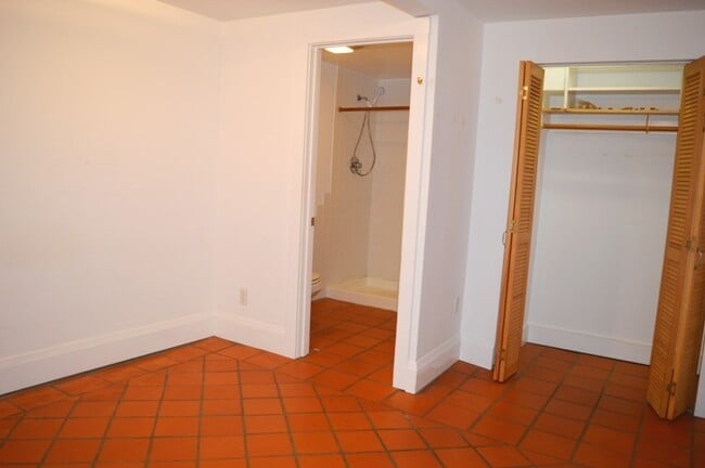 Building Photo - LowCres2