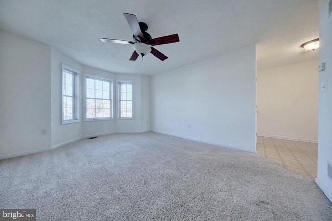 Building Photo - 689 E Walnut St