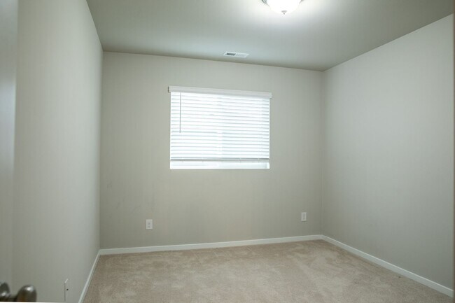 Building Photo - 3006 Mahogony St NE - corner lot