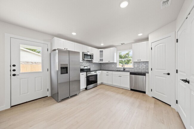 Building Photo - Modern Townhome for Rent – Modern Living at Its Best!