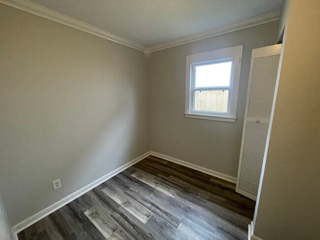 Building Photo - 623 5th Ave S