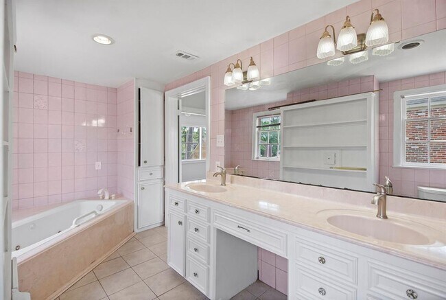 Building Photo - 3424 S MacGregor Way