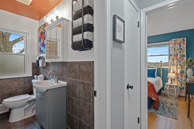 Building Photo - 248 Ruth St N