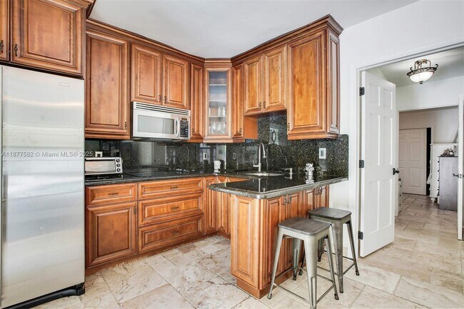 Building Photo - 1161 Sunset Dr