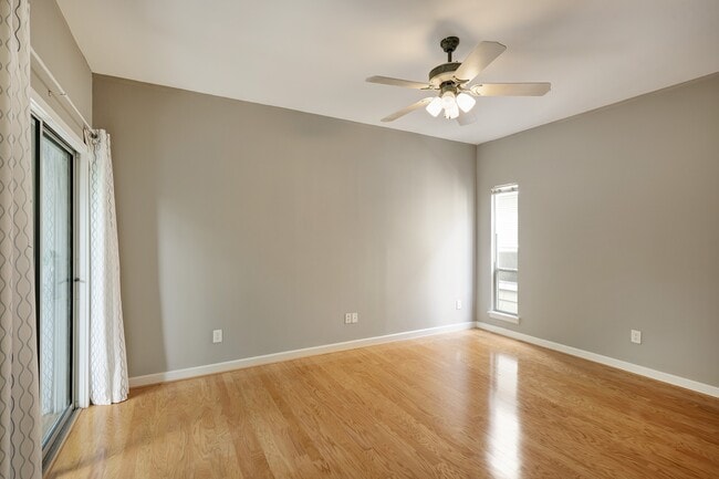 Building Photo - 3107 Greenbriar Dr